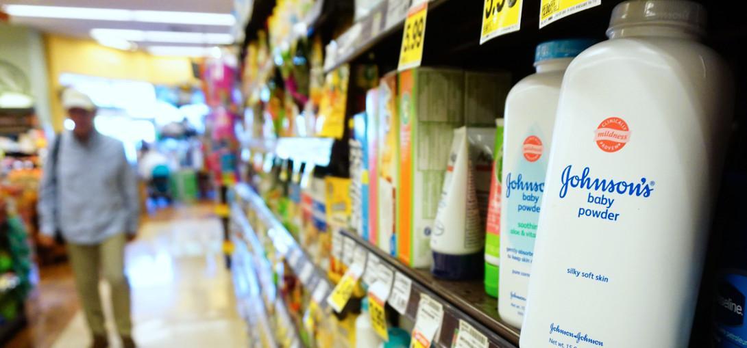 Νέα μπλεξίματα για την Johnson & Johnson: Καλείται να απολογηθεί μετά τις καταδίκες για καρκινογενέσεις