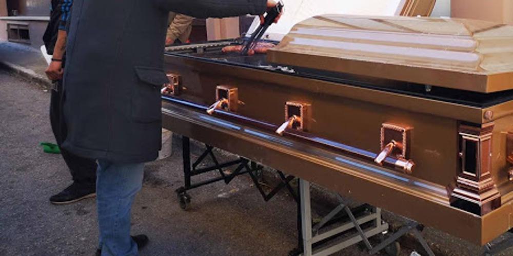 Απίστευτο: Φέρετρο... ψησταριά την Τσικνοπέμπτη στο Ναύπλιο [εικόνες]