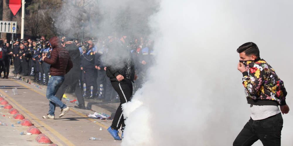 Χάος στην Αλβανία: Ξύλο, μολότοφ και δακρυγόνα σε αντικυβερνητικές διαδηλώσεις [βίντεο]