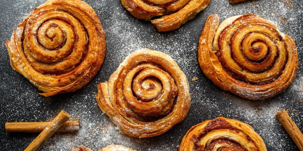 H συνταγή της ημέρας: Ρολάκια κανέλλας από τον Πέτρο Συρίγο