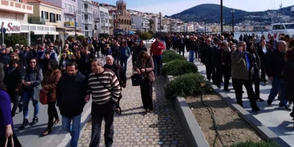 Απεργία και μεγάλη συγκέντρωση στη Σάμο για να κλείσει το hotspot και να στελεχωθεί το νοσοκομείο [εικόνες & βίντεο]