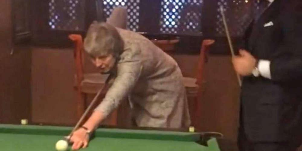 «Χαστούκι» της Τερέζα Μέι και στο μπιλιάρδο [βίντεο]