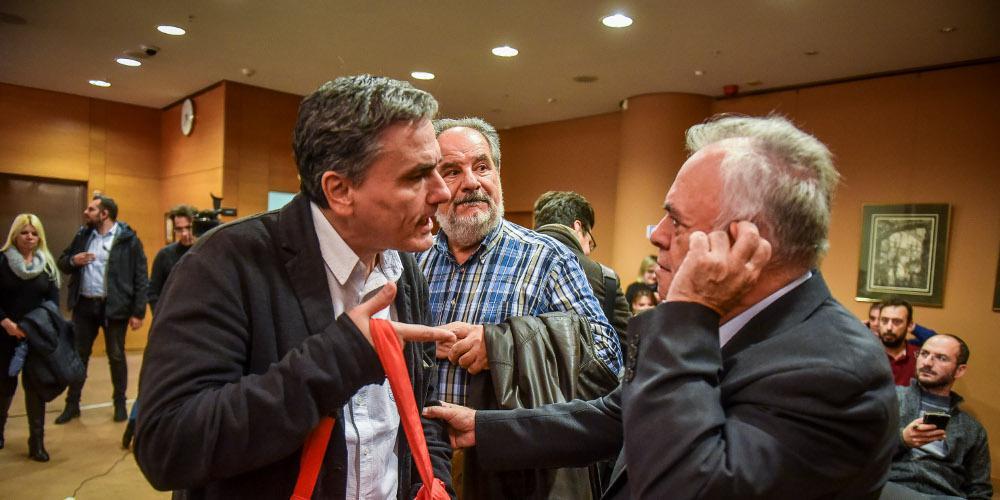 Ο Τσακαλώτος τραβά και το... αυτί του Δραγασάκη για τις δηλώσεις για τις τράπεζες