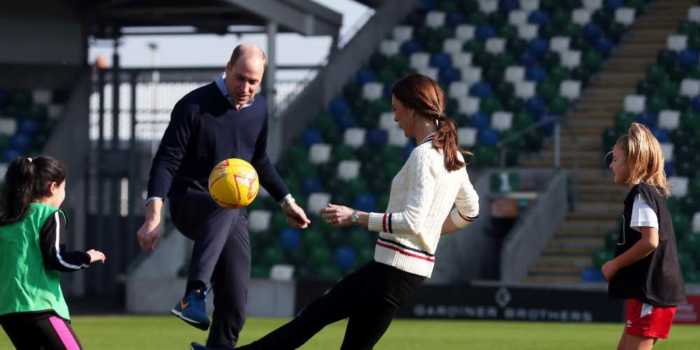 Πρίγκιπας Ουίλιαμς και Κέιτ Μίντλετον έπαιξαν μπάλα παιδιά στη Βόρειο Ιρλανδία
