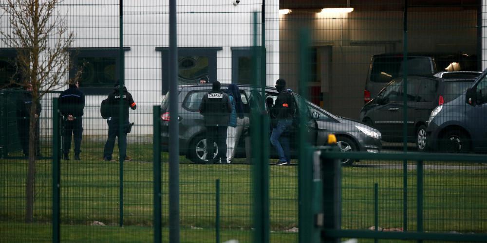 Ειδικές δυνάμεις της αστυνομίας συνέλαβαν φερόμενο ισλαμιστή, που μαχαίρωσε δεσμοφύλακες