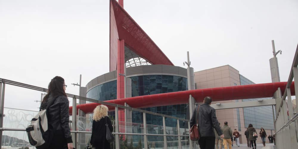 Σοκ: Γυναίκα στο Mall έπεσε στο κενό ενώ μιλούσε στο τηλέφωνο