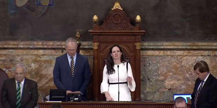 Απίστευτο: Ρεπουμπλικανή ζητά όλοι να προσκυνήσουν τον Χριστό λίγο πριν ορκιστεί η πρώτη Μουσουλμάνα [βίντεο]