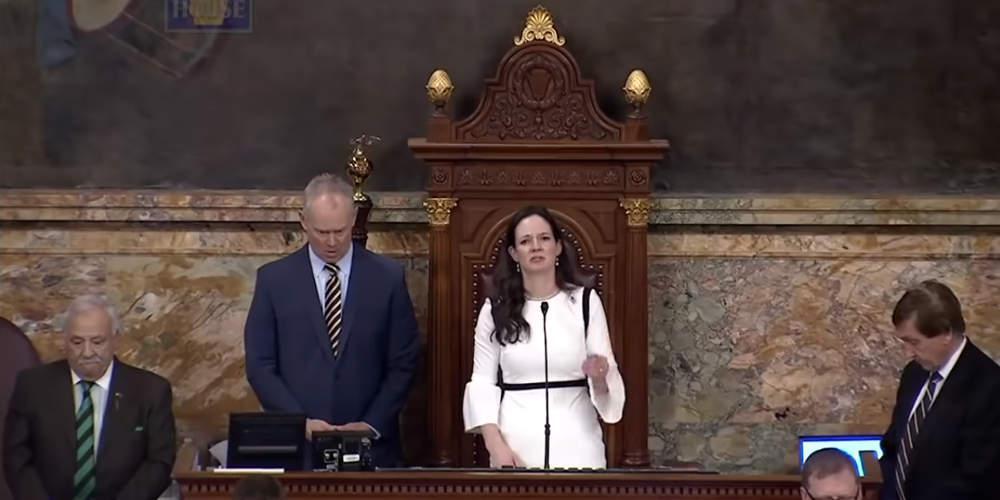 Απίστευτο: Ρεπουμπλικανή ζητά όλοι να προσκυνήσουν τον Χριστό λίγο πριν ορκιστεί η πρώτη Μουσουλμάνα [βίντεο]