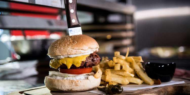 «Άμπακος»: Ξύλο και κρέας πάνε μαζί