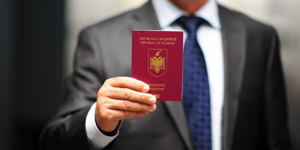 Έκλεψαν από τον Αλβανό πρόξενο 100 διαβατήρια στο κέντρο της Αθήνας