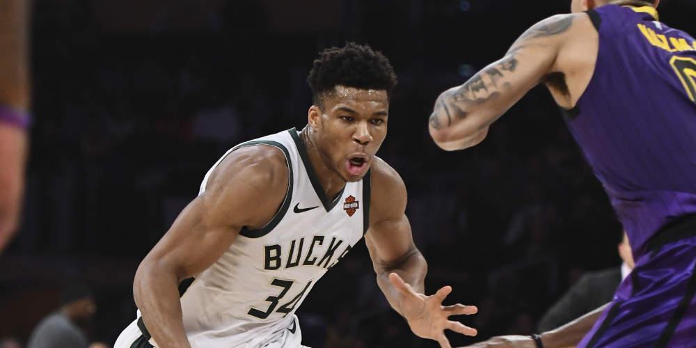 «Ταύρος εν υαλοπωλείω» ο Αντετοκούνμπο: Έσπασε με κλωτσιά διαφημιστική πινακίδα [βίντεο]