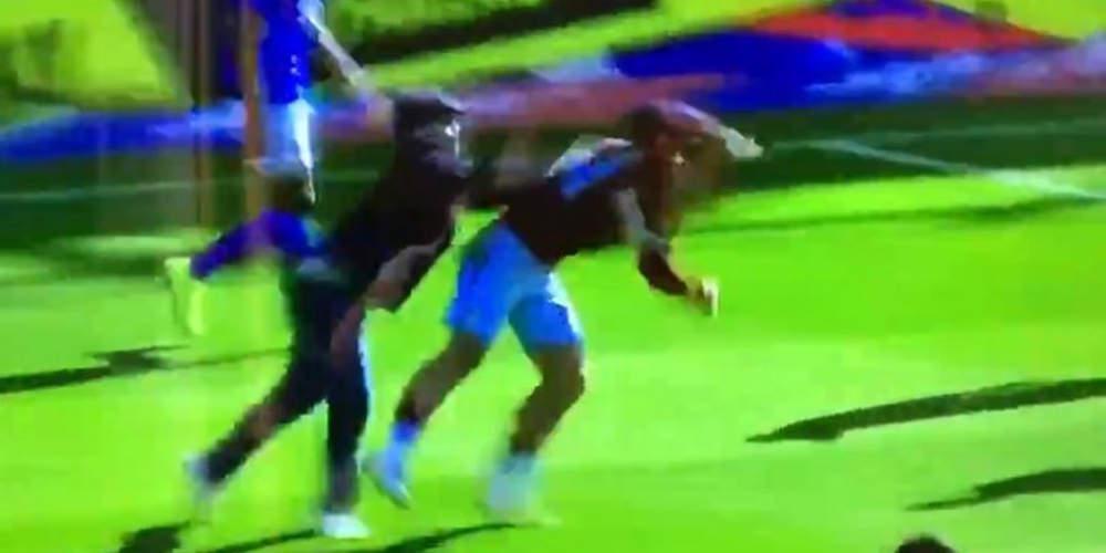 Απίστευτο: Οπαδός της Μπέρμπιγχαν εισέβαλε στο γήπεδο και έριξε γροθιά σε παίκτη της Άστον Βίλα [βίντεο]