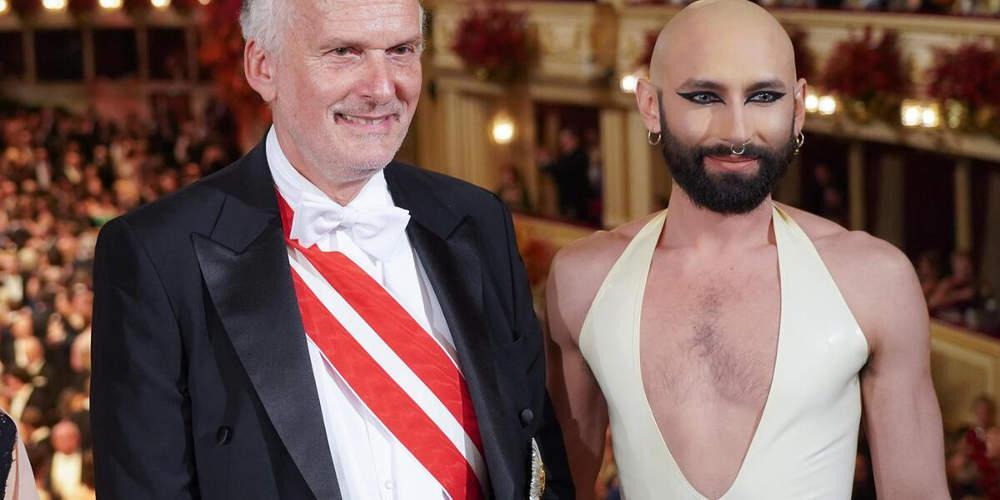 H Κοντσίτα δεν δίστασε να κόψει τα μακριά χαρακτηριστικά μαλλιά της δημιουργώντας μια αρκετά πιο αρρενωπή εικόνα επιλέγοντας όμως ένα ολόλευκο φόρεμα, ενώ δεν δίστασε να ποζάρει για τις κάμερες.