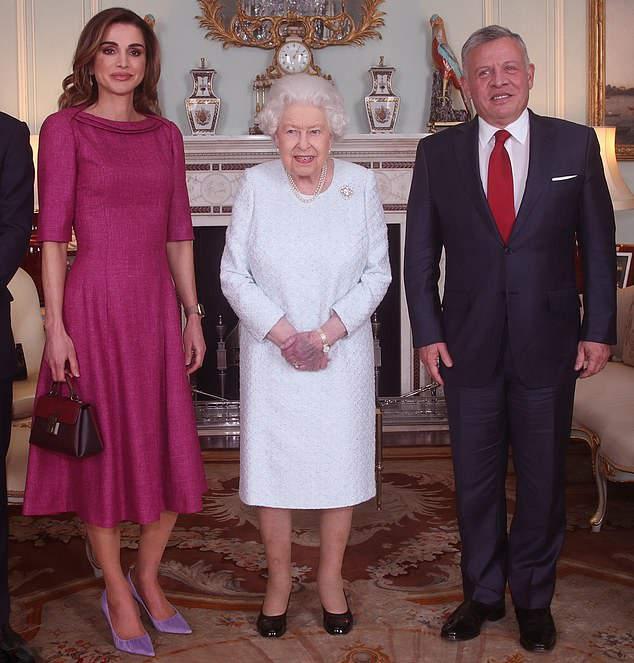 Ανησυχία για την Ελισάβετ μετά από φωτογραφίες με μεγάλη κηλίδα στο χέρι της [εικόνες]