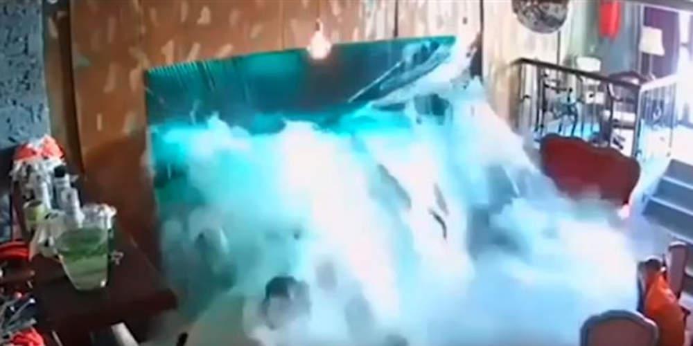 Έπιναν καφέ και τους ήρθε… ένα ενυδρείο στο κεφάλι! [βίντεο]