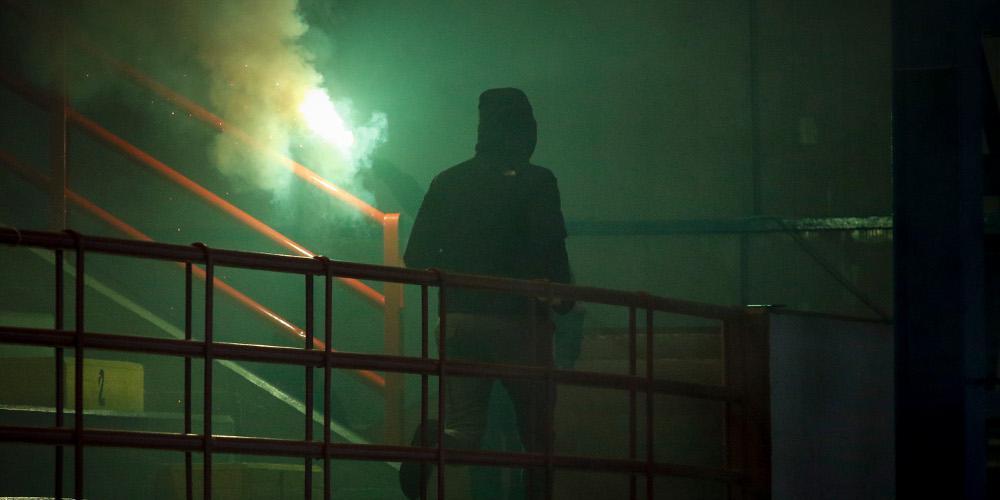 Οπαδός έπεσε από δεύτερο όροφο πολυκατοικία για να γλυτώσει από ενέδρα χούλιγκαν