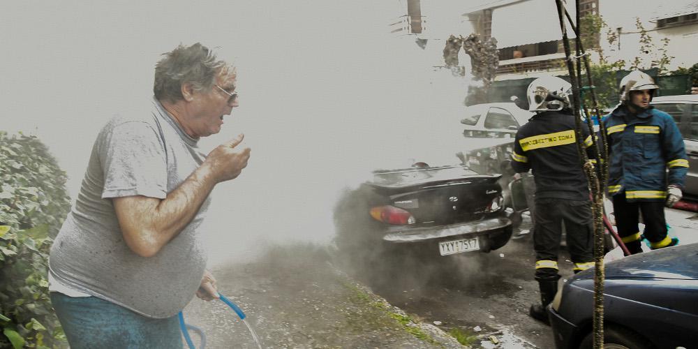 Άγρια επεισόδια μεταξύ οπαδών στη Νίκαια - Κάηκε αυτοκίνητο [εικόνες]