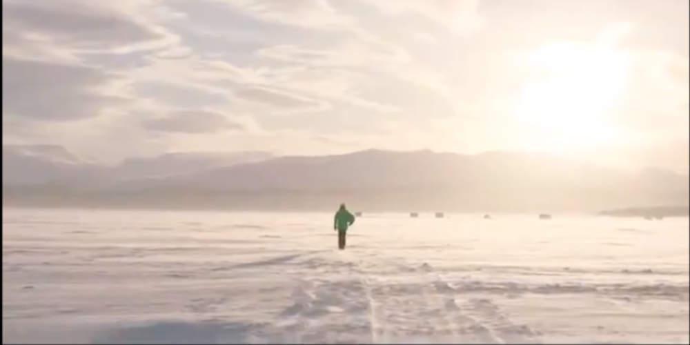 «Ακόμα και στους -18°C»: O 14χρονος που παίζει μπάλα στους πάγους [βίντεο]