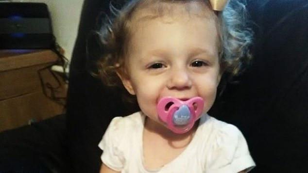 Απίστευτο: Ο σύντροφος της χτυπούσε θανάσιμα την κόρη της, ενώ ήταν στο Facebook [εικόνες]