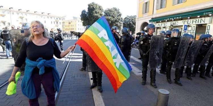 Βίντεο-σοκ: Σάλος στη Γαλλία από το «λιντσάρισμα» διαφυλικής γυναίκας σε πορεία