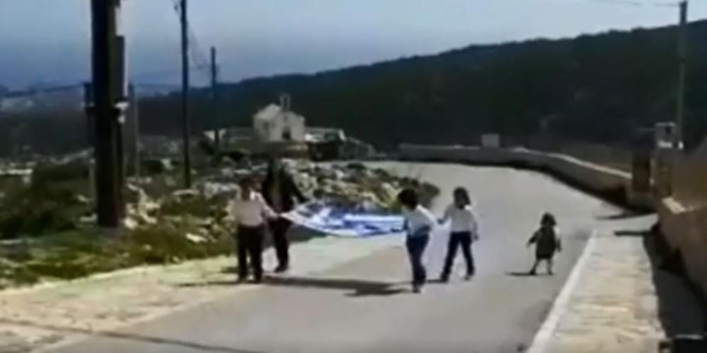 Ρίγη συγκίνησης: Παρέλαση τριών μαθητών στη Γαύδο [βίντεο]