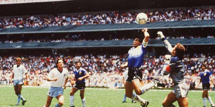 Πριν από 37 χρόνια «το χέρι του Θεού» και το «γκολ του αιώνα» Μαραντόνα: Η φανέλα με την οποία πέτυχε το «Χέρι του Θεού», πωλείται έναντι δύο εκατ. δολαρίων το χέρι του Θεού