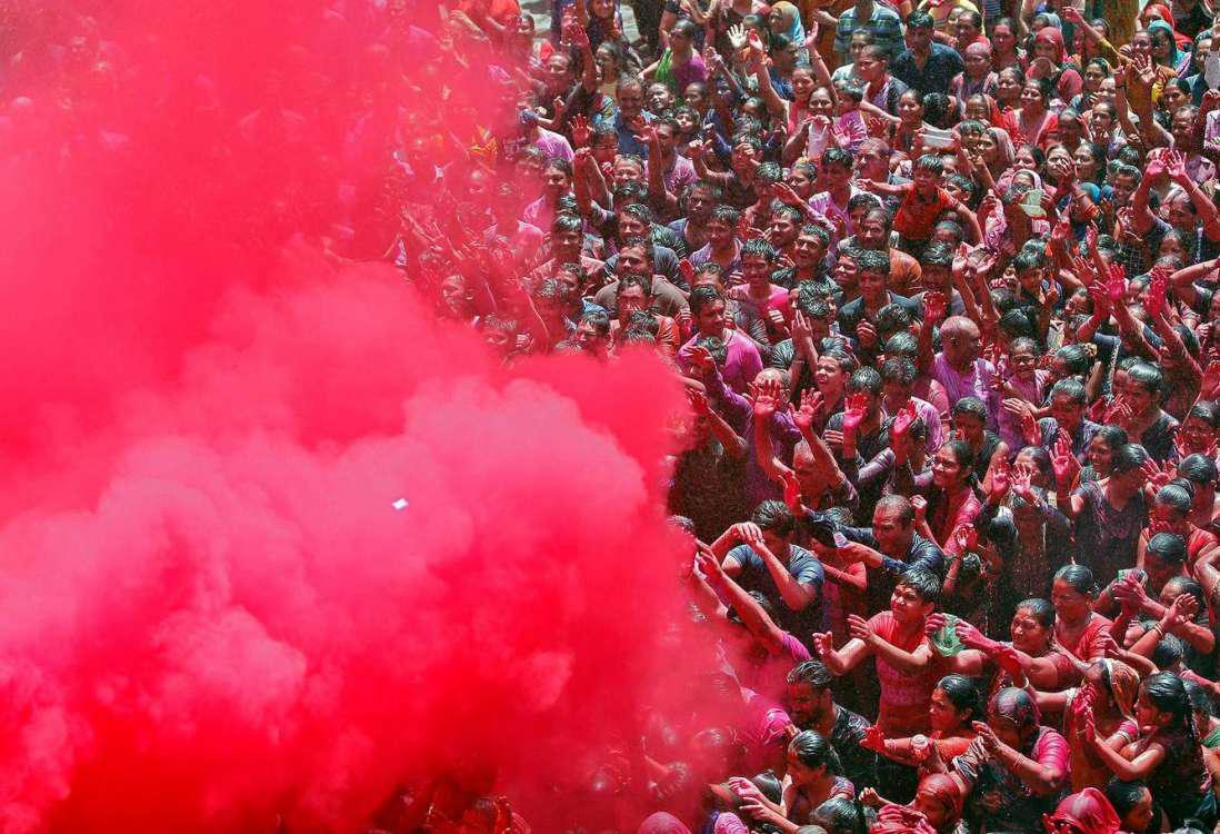 Γέμισε χρώματα η Ινδία: Απίστευτες εικόνες από την υποδοχή της άνοιξης