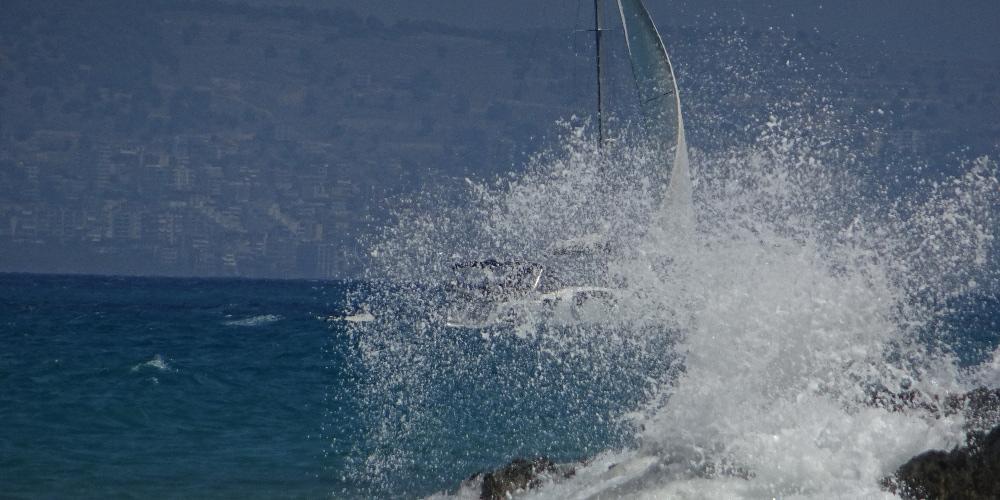 Ανατροπή ιστιοφόρο σκάφους στον Σχοινιά - Σώοι οι δύο επιβαίνοντες