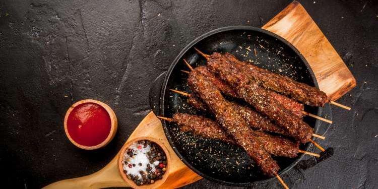 H συνταγή της ημέρας: Αυθεντικό κεμπάπ από αρνίσιο κιμά με μπαχάρια