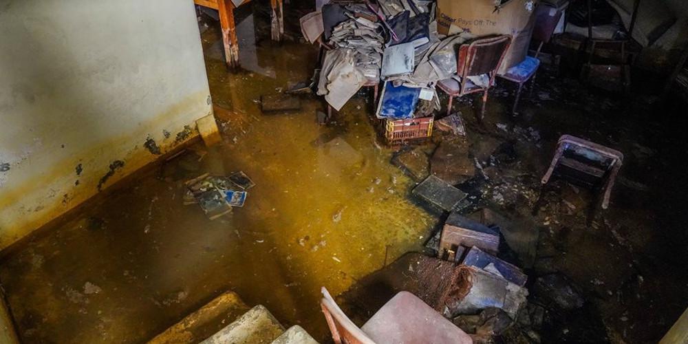 Σοκαριστικές εικόνες από την Δημοτική Βιβλιοθήκη στο Ληξούρι - Σαπίζουν πάνω από 1500 τίτλοι