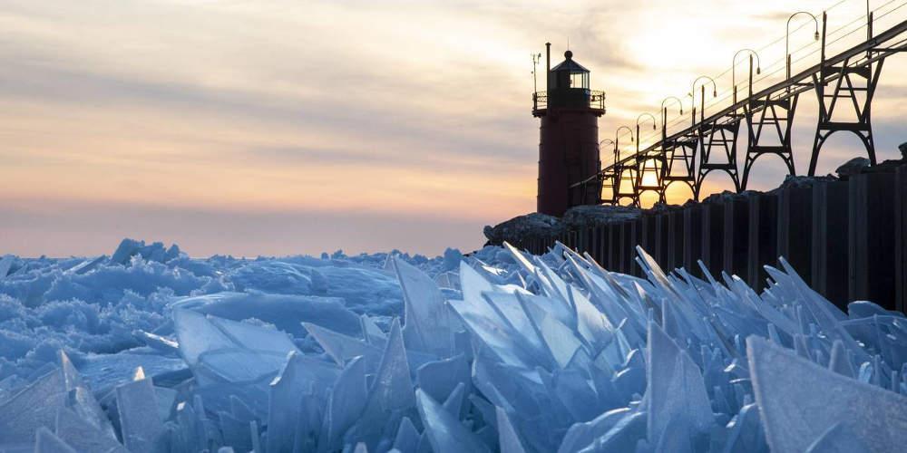 Μοναδικό φαινόμενο: Σχηματίστηκαν θραύσματα πάγου σε λίμνη [εικόνες]