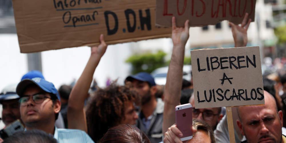 Αποφυλακίστηκε ο δημοσιογράφος που «εξαφάνισε» ο Μαδούρο μετά από διεθνή κατακραυγή [εικόνες]