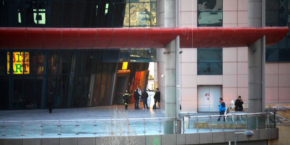 Τραγωδία στο Μαρούσι: Ακαριαίος ο θάνατος της γυναίκας που έπεσε από τον τρίτο όροφο του Mall