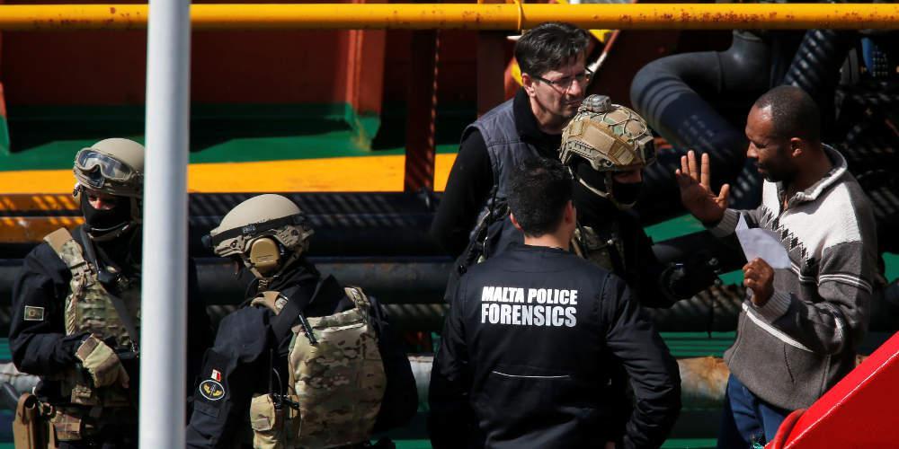 Το Πολεμικό Ναυτικό της Μάλτας ανέκτησε τον έλεγχο δεξαμενόπλοιου που είχαν καταλάβει μετανάστες