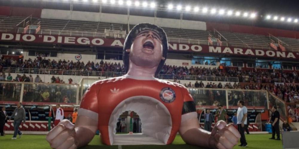 Φουσκωτή κούκλα μπροστά από τα αποδυτήρια με το πρόσωπο του Μαραντόνα