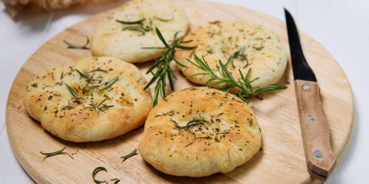 Η συνταγή της ημέρας: Ατομικά ελαιόψωμα από τον Πέτρο Συρίγο