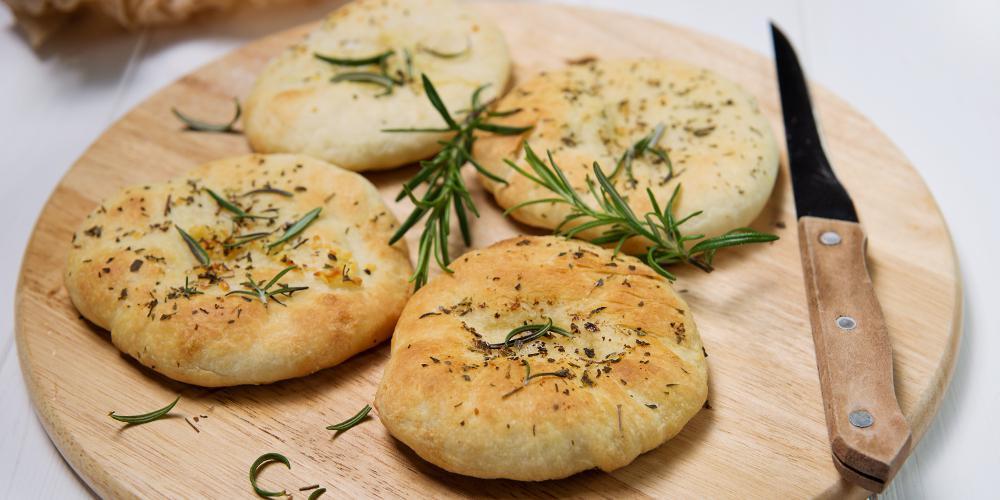 Η συνταγή της ημέρας: Ατομικά ελαιόψωμα από τον Πέτρο Συρίγο