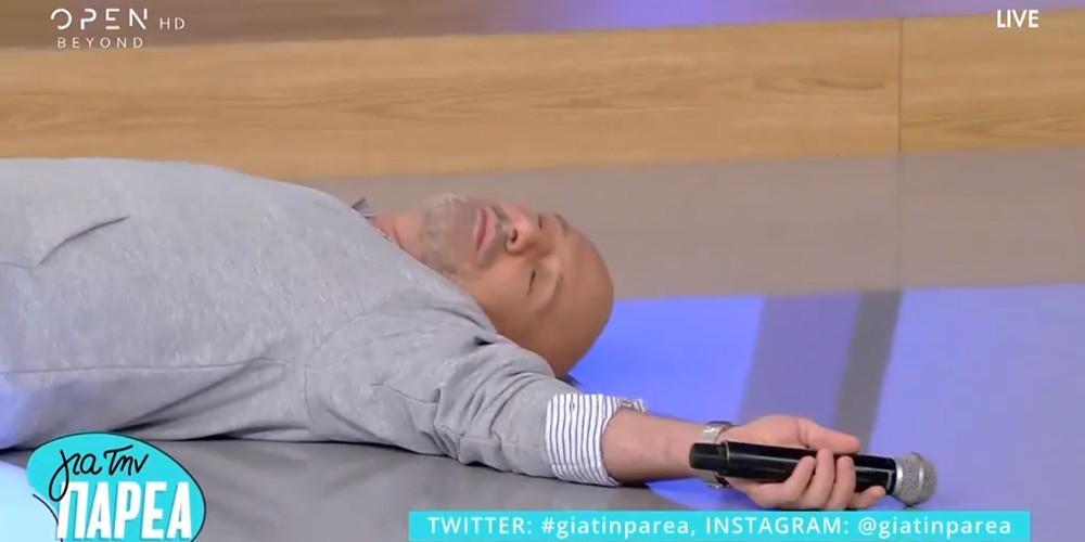 Σωριάστηκε ο Μουτσινάς μόλις άκουσε τη φωνή στο τηλέφωνο [βίντεο]