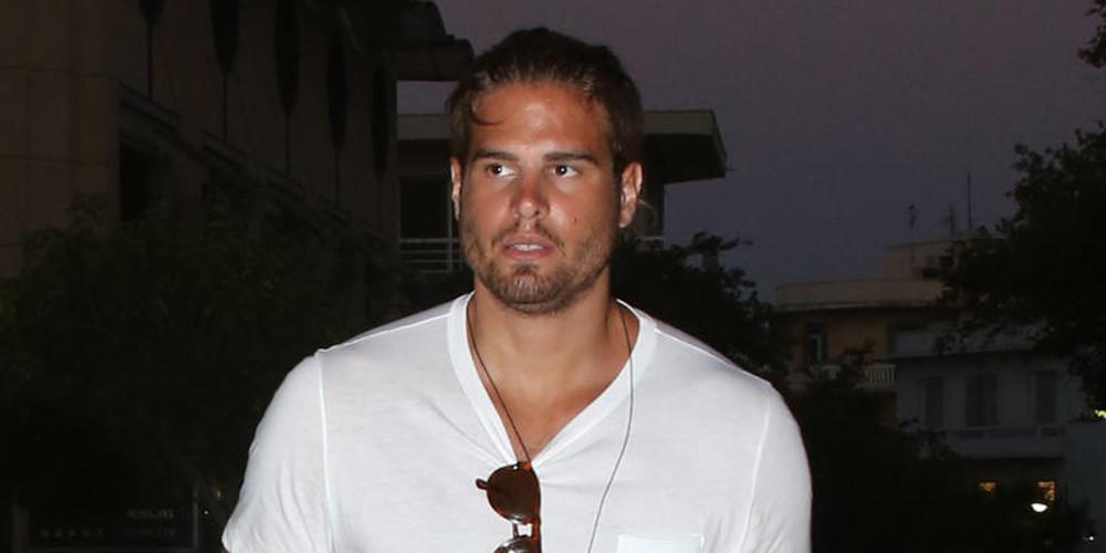 Το «καυτό» φιλί του Μπόγρη με ώριμη γυναίκα και η φωτογραφία φωτιά!