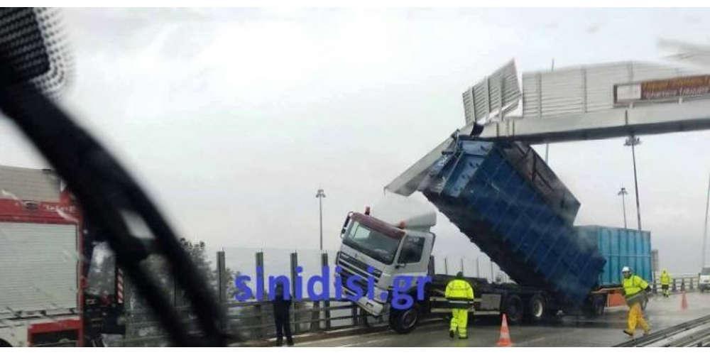 Ο αέρας «κάρφωσε» καρότσα νταλίκας σε πινακίδα της γέφυρας στο Ρίο Αντίριο [εικόνες]