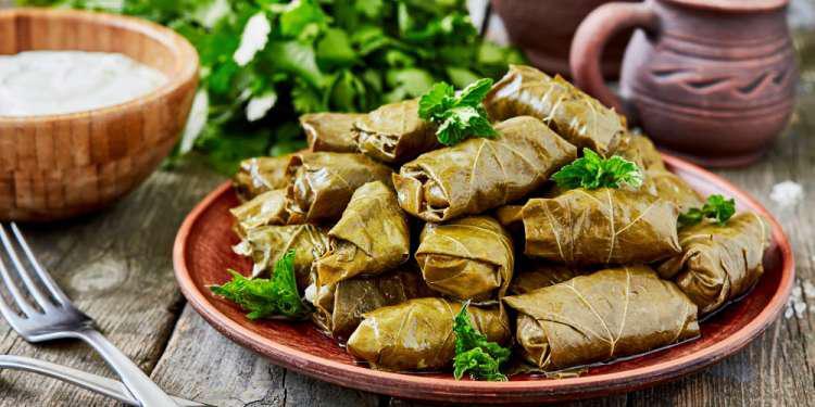 Η συνταγή της ημέρας: Ντολμαδάκια γιαλαντζί με καστανό ρύζι