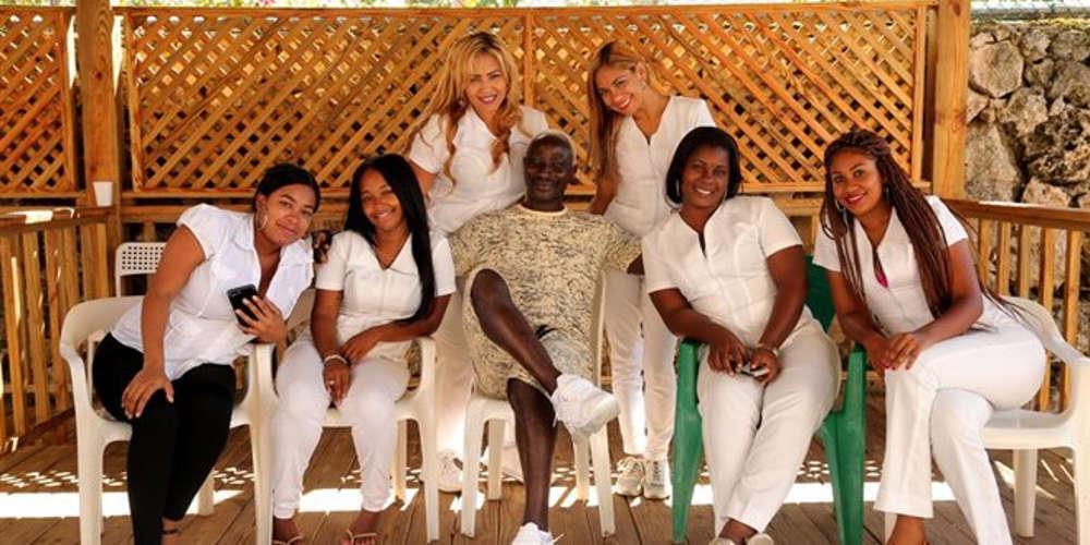 Οι βόλτες του Ογκουνσότο στον Αγιο Δομήνικο πριν μπει στο Survivor [εικόνες]