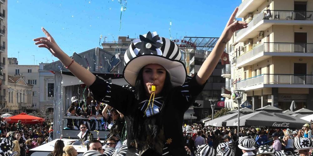 Αυλαία για το Πατρινό Καρναβάλι: Το κάψιμο του βασιλιά καρνάβαλου και η παρέλαση των 40.000 ατόμων [εικόνες]