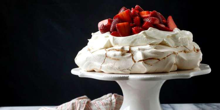 Η συνταγή της ημέρας: Πάβλοβα με φράουλες από τον Πέτρο Συρίγο