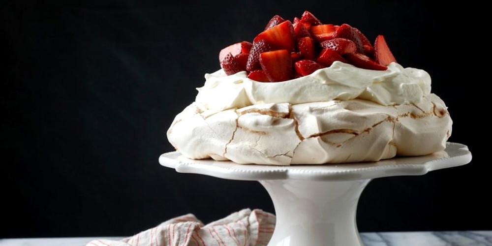 Η συνταγή της ημέρας: Πάβλοβα με φράουλες από τον Πέτρο Συρίγο