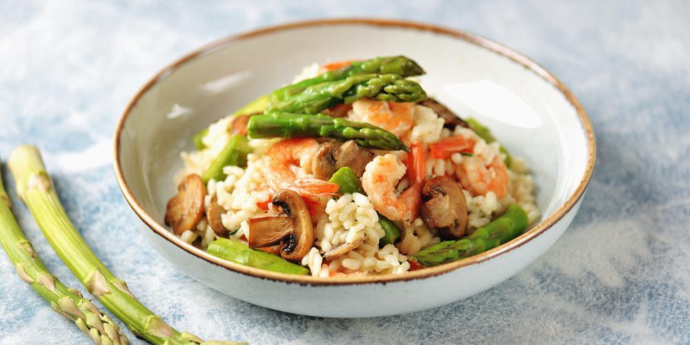 H συνταγή της ημέρας: Ριζότο με σπαράγγια και γαρίδες από τον Χρήστο Τζιέρα