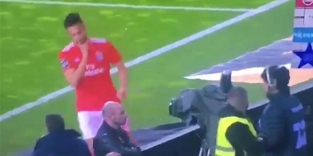 Ο Σάμαρης έδειξε στον κόσμο της Πόρτο να σιωπήσει! [βίντεο]