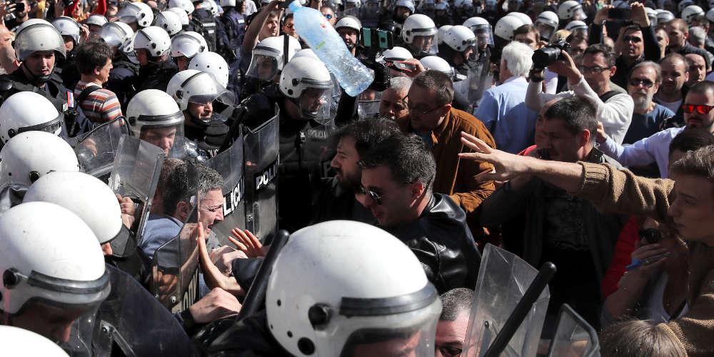 Αποχώρησε από το Προεδρικό Μέγαρο ο Σέρβος Πρόεδρος ύστερα από πολύωρη πολιορκία