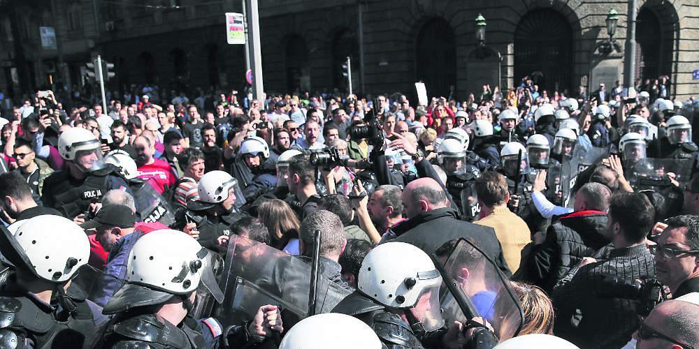 Καζάνι που βράζουν τα Βαλκάνια: Φουσκώνει το κίνημα κατά του Βούτσις στην Σερβία