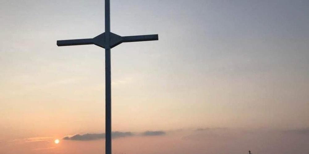 Τι γίνεται με τον Σταυρό στην Λέσβο: Οι ακροδεξιοί, οι αναρχικοί και οι εκλογές